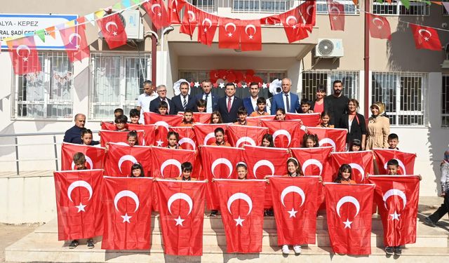 Antalya'da 60 bin öğrenciye 60 bin Türk bayrağı 