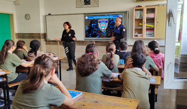 Alanya'da öğrencilere "İnternete Bağlı Ol, Bağımlı Olma” projesi anlatıldı