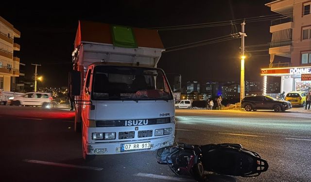 Alanya’da kamyonet ile motosiklet kaza yaptı