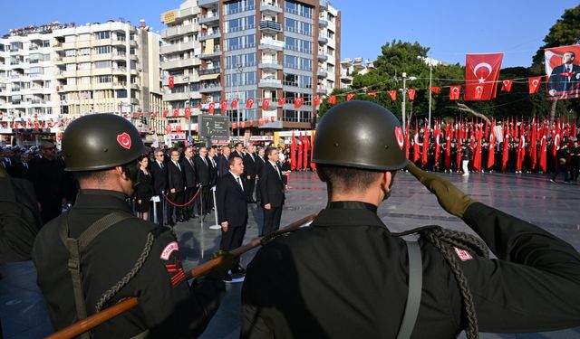 Antalya'da hayat iki dakika durdu! Atamız anıldı