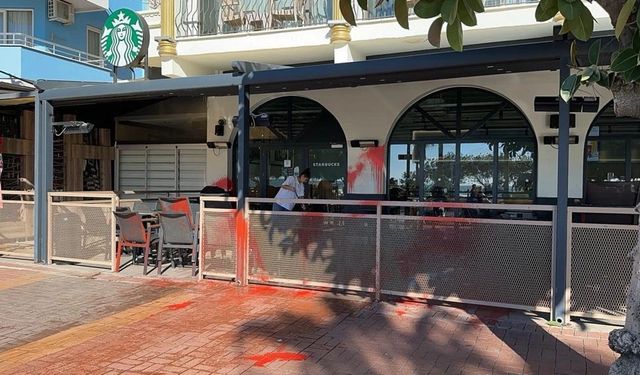 Alanya’da İsrail protestosu! Starbucks, Mc Donald’s ve Burger King kırmıza boyandı