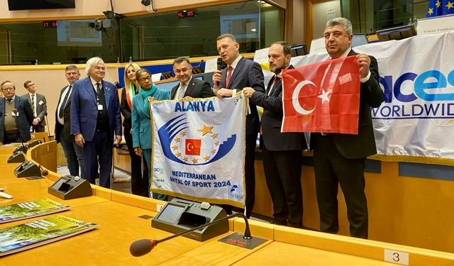 Alanya'ya verilen 2024 Akdeniz Spor Başkenti Ödülü'nü aldılar