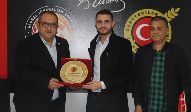 Alanya'da gazeteciler Lazer Göz ile imzaları attı