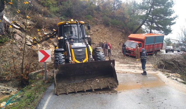 Alanya ve Manavgat’da heyelandan bozulan yollara bakım