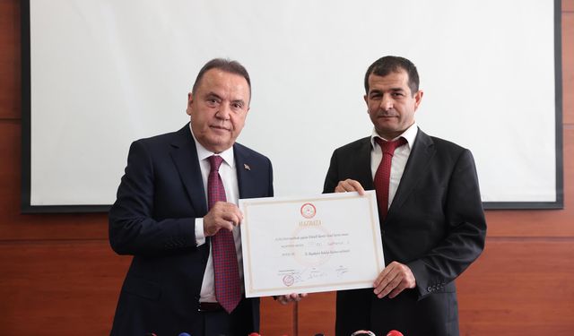 Antalya Büyükşehir Başkanı Muhittin Böcek mazbatayı aldı