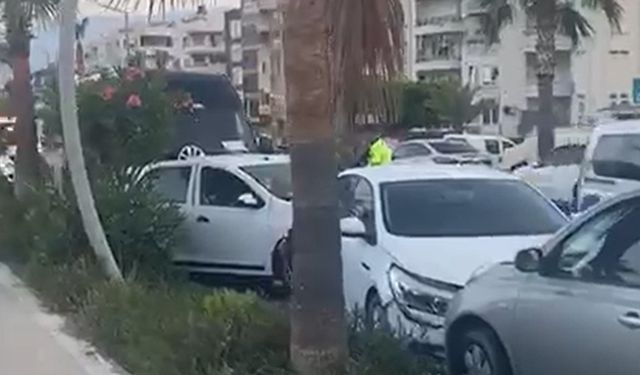 Alanya'da bir minibüs park halindeki 6 araca çarptı