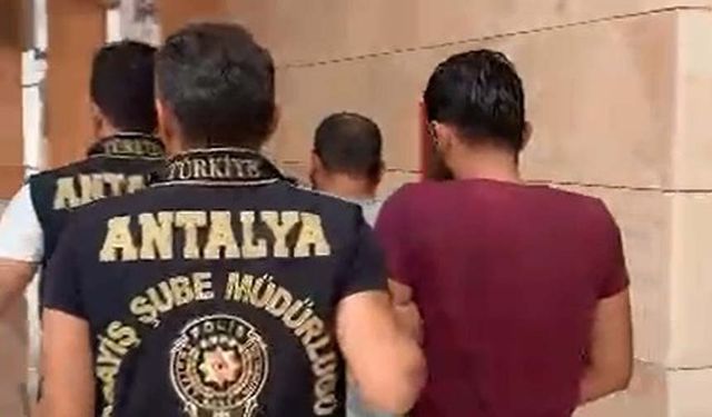 Antalya'da polis olarak tanıtan dolandırıcılar tutuklandı