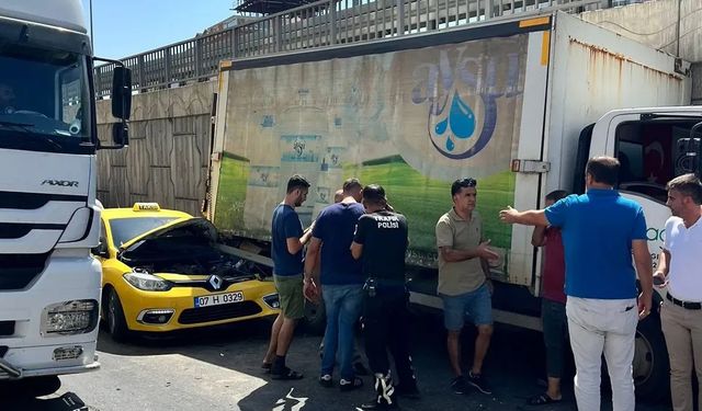 Alanya'da zincirleme kaza trafiği kilitledi