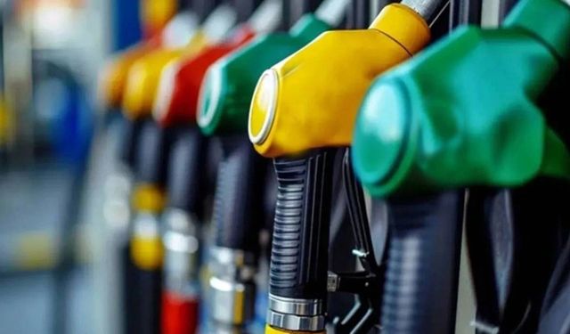 Benzine indirim pompaya ve tabelaya yansıdı