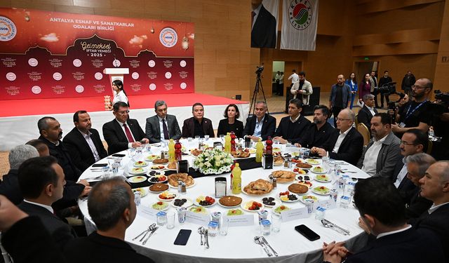 Başkan Böcek, AESOB’un geleneksel iftar yemeğine katıldı