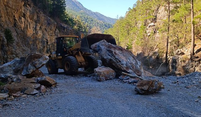 Alanya kırsalında yol mesaisi sürüyor