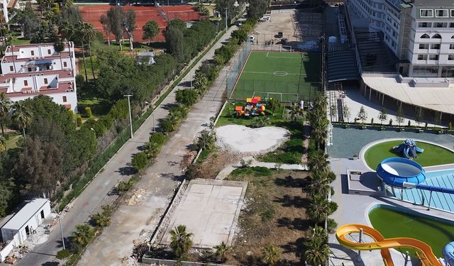 Alanya'da otelin kaçak yapıları yıkıldı