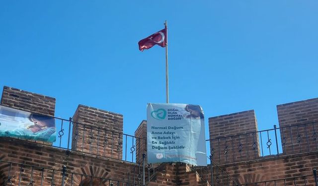 Alanya Kızılkule’de pankart polemiği: Normal doğum tartışması büyüyor