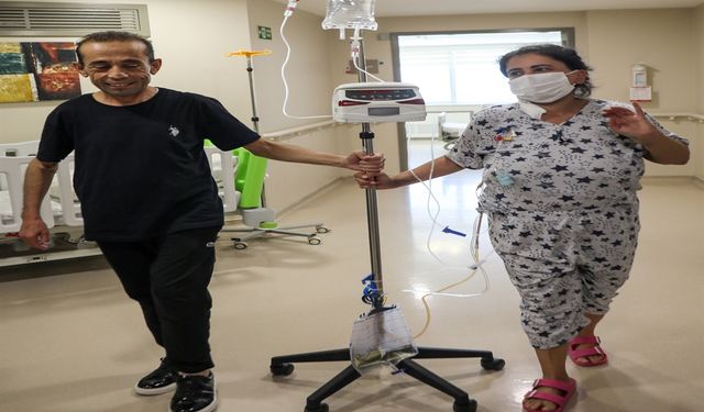 Doktorları, 2'şer kez böbrek nakli olan çifti 'mucize' diye tanımladı