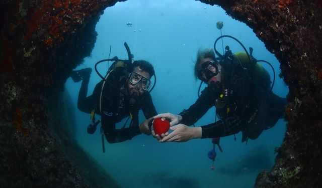 Antalya'da dalış yaptıktan sonra 'Sevgi Geçidi'nde hediyeleştiler