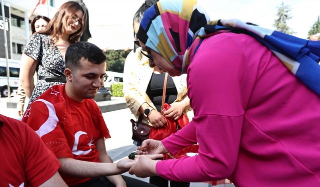 Temsili askerlik yapacak engelli bireylere davullu-zurnalı uğurlama