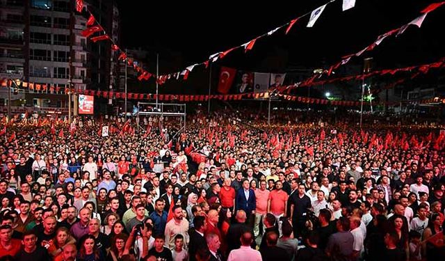 Antalya'da Ceza'nın şarkılarıyla 19 Mayıs coşkusu