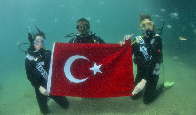 Kraliçe adayları deniz altını keşfetti