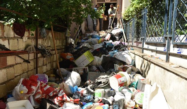 Antalya'da çöp apartmana operasyon: 20 kamyon çöp tahliye edildi