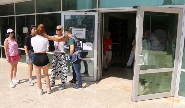 Aksesuarlarını çıkarmaya çalışırken sınav saatini kaçırdı
