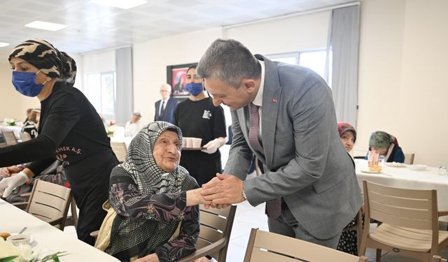 Vali Şahin, kamu görevlileri ve vatandaşlarla bayramlaştı