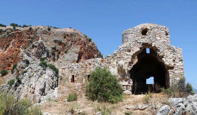 Alanya'da tarihi kilisenin taşlarını söküp, bölgede mangal yapmışlar