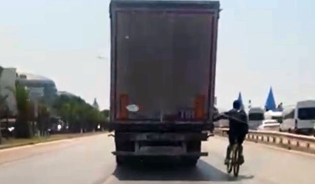 Alanya'da tehlikeli yolculuk: TIR'ın arkasına tutunan bisikletliler