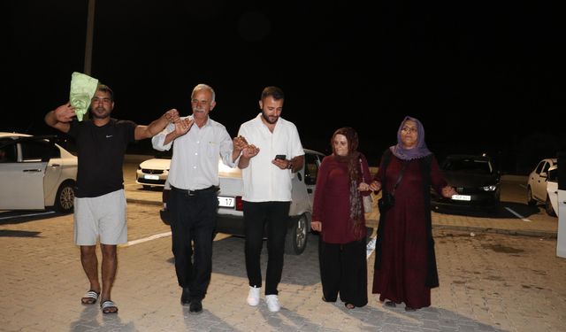 Antalya'da cezaevi önünde halay çektiler