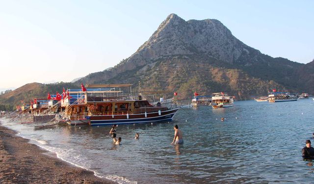 Antalya'da teknecilerden kornalı eylem