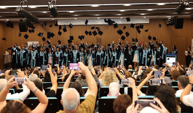 ALKÜ Diş Hekimliği’nde mezuniyet heyecanı