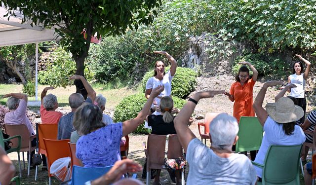 Yaşlı Evi'nde yoga ve meditasyon