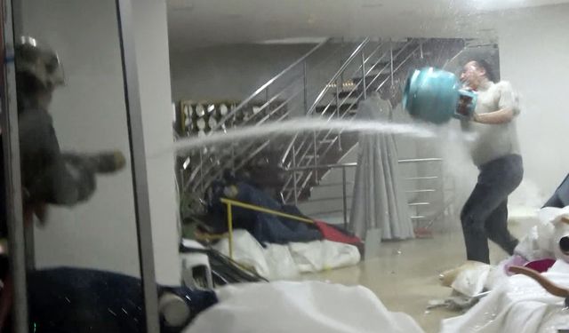 Antalya'da gelinlikçi dükkanında yangın