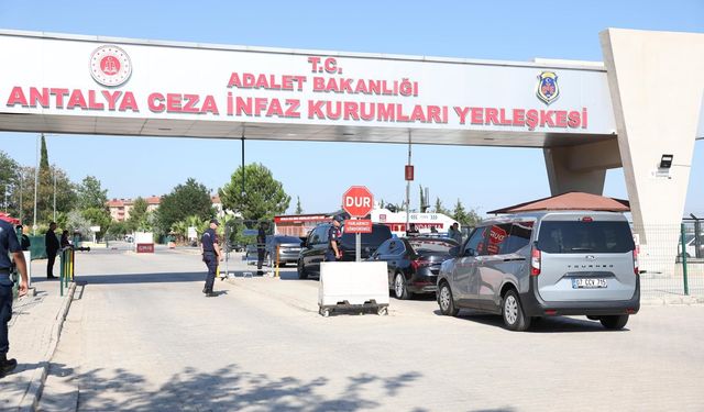 Özgür Özel cezaevinde Muhittin Böcek'i ziyaret etti
