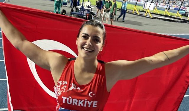 ALKÜ'nün altın kızı: Esra Türkmen dünya zirvesinde!