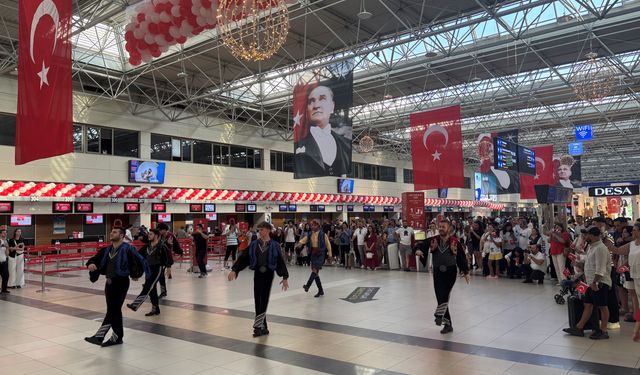 Havalimanında Zafer Bayramı coşkusu