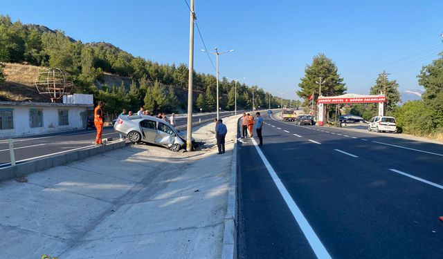 Otomobil aydınlatma direğine çarptı: 2 yaralı