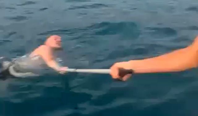 Alanya'da boğulma tehlikesi geçiren Ukraynalıyı tekneciler kurtardı
