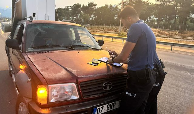 Antalya'da eski nişanlısı 'çalındı' diye şikayet etti, polis trafikte yakaladı