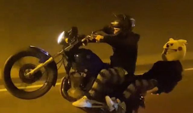 Ön tekerini kaldırarak kullandığı motosikletiyle yaptığı kazada öldü