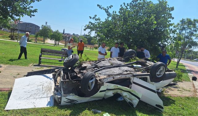 Otomobil ağaca çarpıp ters döndü: 1 yaralı