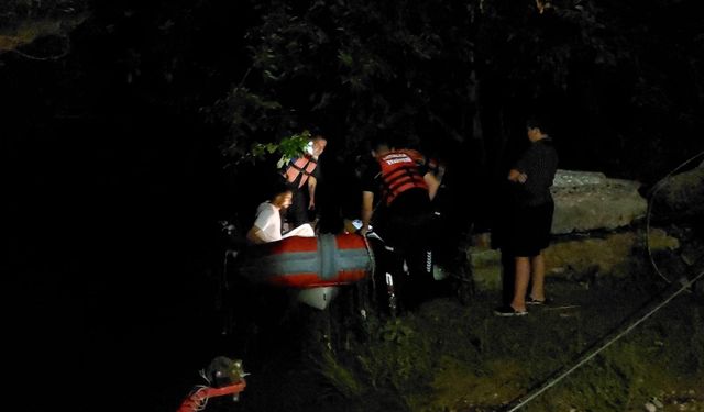 Su seviyesi yükselince ırmaktaki adacıkta mahsur kalan 2 kişi kurtarıldı