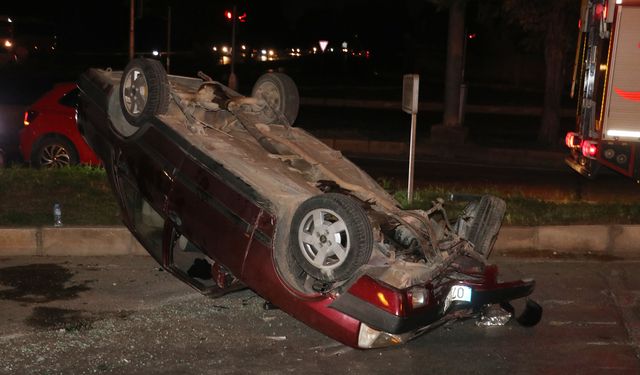Antalya'da trafik ışığı direğine çarpan otomobil takla attı