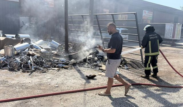 Antalya'da ot - çalılık yangını: İş yerine ulaşmadan söndürüldü