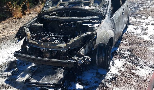 Antalya'da seyir halinde alev alan otomobil yandı