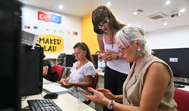 Muratpaşa'dan kadınlara dijital çağ eğitimi