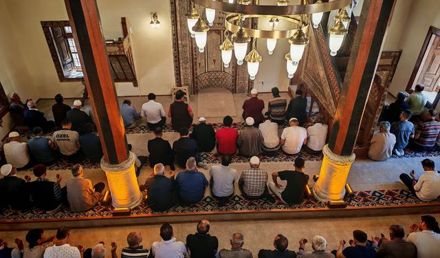Restore edilen tarihi cami ibadete açıldı