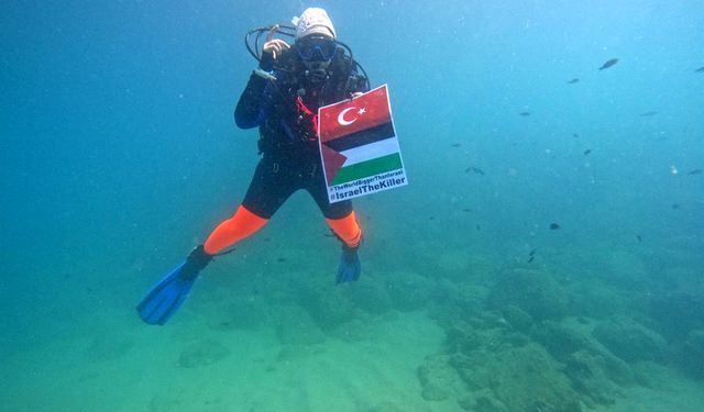 Su altında işaret diliyle Gazze eylemi