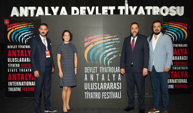 Fuarda tiyatro vitrine çıktı