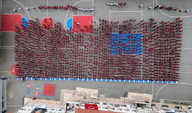 1500 öğrenci, okul bahçesinde söyledikleri şarkılarla Cumhuriyet'i kutladı