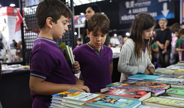 Ahmet Ümit, Antalya Kitap Fuarı'nda okurlarıyla buluştu
